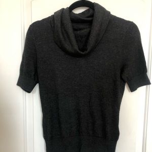 SHORT SLEEVED TURTLENECK SWEATER